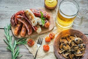 saucisses grillées avec verre de bière photo