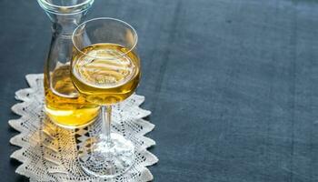 verre de vin blanc dans un décor vintage photo