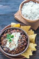 bol de le Chili con carne avec blanc riz photo