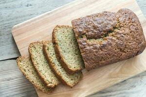 Zucchini pain sur le en bois planche photo