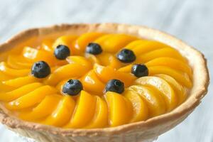 Tarte avec les pêches et myrtille photo