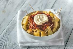 portion de patatas bravas avec sauces photo