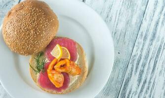 sandwich avec thon, Crabe griffe et mozzarella photo