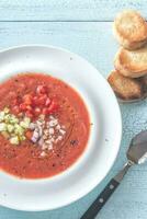 portion de Gaspacho sur le en bois table photo