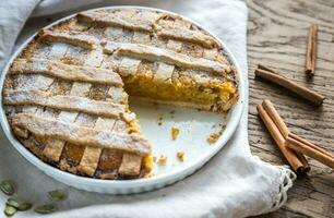 tarte à la citrouille sur le fond en bois photo