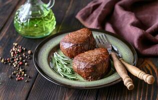 filet mignon dans l'assiette photo