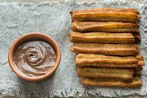 Churros - célèbre Espagnol dessert avec Chocolat sauce photo