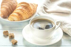 croissants avec tasse de café photo