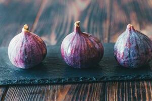 Frais figues sur le pierre planche photo