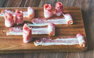 Bacon bandes sur le en bois planche photo