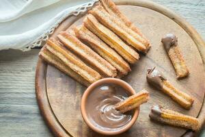 Churros - célèbre Espagnol dessert avec Chocolat sauce photo