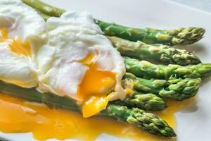 à la vapeur asperges avec poché des œufs photo