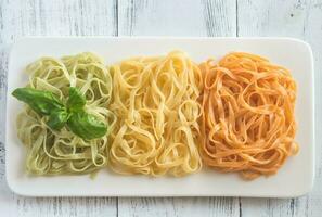 tagliatelles avec basilic et tomates photo