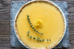 citron Tarte sur le en bois Contexte photo