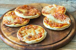 mini pizzas sur la planche de bois photo