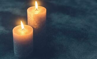 deux brûlant bougies sur marine bleu Contexte photo