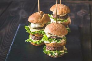 des hamburgers sur le noir pierre planche photo