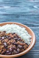 bol de le Chili con carne avec blanc riz photo