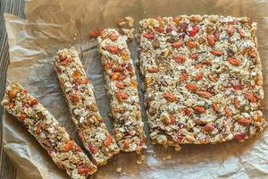 fait maison granola bars sur le cuisson papier photo