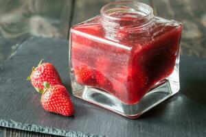 verre pot de fraise confiture photo