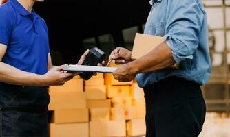 jeune femme propriétaire de petite entreprise achats en ligne à la maison. prendre note des commandes des clients avec des téléphones portables. PME entrepreneur ou concept de style de vie indépendant. photo