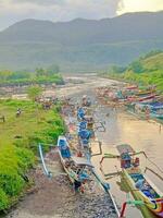 les pêcheurs bateaux sur rive photo