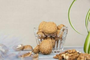 noix dans une coquille dans une cristal vase. en bonne santé des noisettes. photo