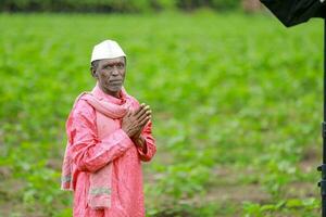 Indien content ferme ouvrier , travail dans ferme photo