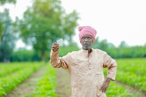 Indien agriculteur en portant goulak dans main, économie concept, content pauvres agriculteur photo