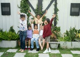 groupe marrant peu content école été camp fille et sa copains relaxant photo