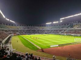 surabaya, Indonésie - 22 juin 2023 - une vue et atmosphère avec beaucoup Indonésie Supporter à gelora bonde moi. Indonésie contre palestina amical correspondre. photo