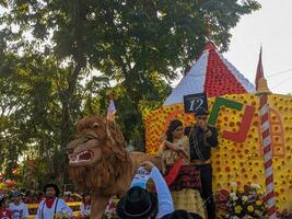 surabaya - Indonésie - 2023 - une parade véhicule avec gens sur il dans fête de le 730e anniversaire de surabaya. surabaya, Indonésie - peut, 2023 photo