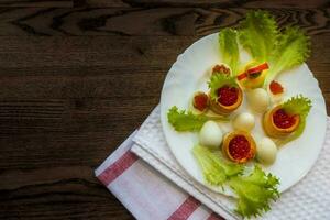 Contexte de rouge caviar sur DSRK en bois surface. tartelettes avec rouge caviar photo