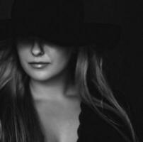 magnifique blond femme portant une chapeau, artistique film portrait dans noir et blanc pour mode campagne et beauté marque photo