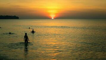 le plage dans phuket Thaïlande, coucher de soleil photo