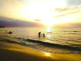 le plage dans phuket Thaïlande, coucher de soleil photo