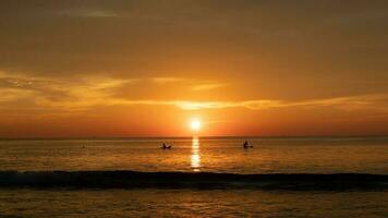 le plage dans phuket Thaïlande, coucher de soleil photo