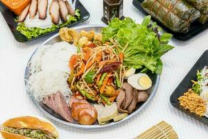 Papaye salade, populaire thaïlandais nourriture, servir sur plateau avec des œufs et beaucoup côté plats photo
