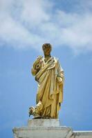 d'or statue de le Saint ciel Contexte. photo