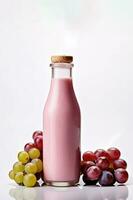 grain de raisin smoothie secouer dans une bouteille isolé sur blanc Contexte photo