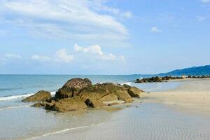 rochers sur la plage. photo