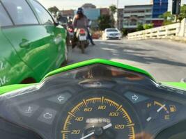 conduite une moto pendant circulation confitures photo