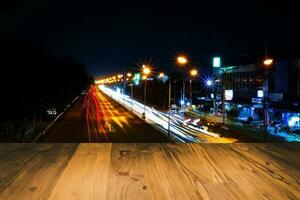 en bois planche sur vide table sur nuit route Contexte photo