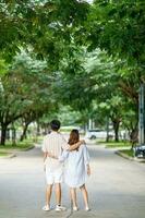 homme et femme touristique se détendre et prendre plaisir Extérieur mode de vie et vacances vacances. magnifique Jeune couple en marchant à le parc photo