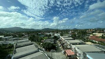 des nuages ciel, montagne et ville vue photo