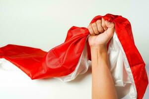 main en portant ruban, rouge et blanc drapeau de Indonésie indépendance journée août 17ème, je l'amour Indonésie, isolé sur blanc Contexte. photo