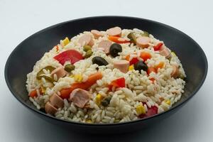 du froid riz salade. concept de en bonne santé été aliments. photo