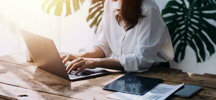 entrepreneur asiatique homme d'affaires et femme d'affaires discutant d'un nouveau projet d'entreprise dans une tablette lors d'une réunion moderne dans un bureau moderne, concept décontracté d'affaires asiatique. photo