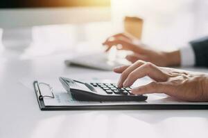 homme d'affaire travail sur une portable ordinateur à document la gestion en ligne Documentation base de données numérique fichier espace de rangement système Logiciel enregistrements en gardant base de données La technologie fichier accès doc partage. photo