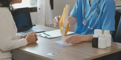 médecin et patient parlant tandis que séance à le bureau dans hôpital bureau, fermer de Humain mains. médicament et santé se soucier concept photo